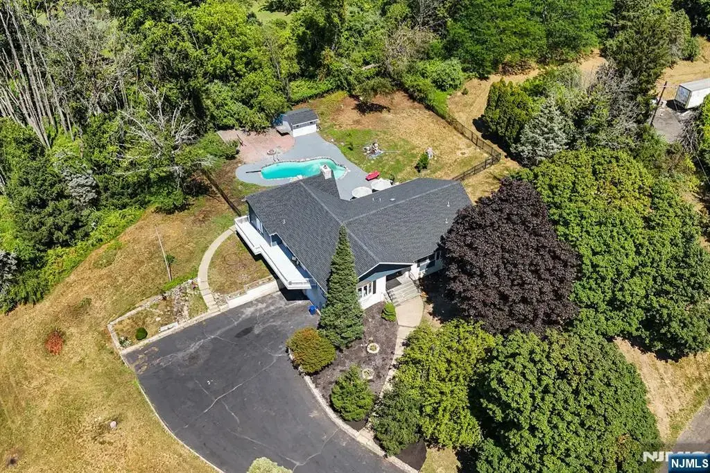 2 Rossi Drive, Clinton Twp