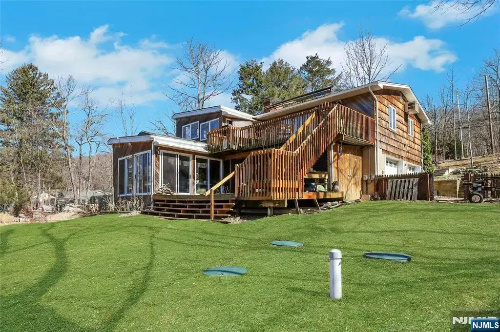 199 Lake Shore Drive, West Milford