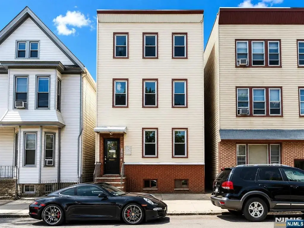 422 John 1, East Newark