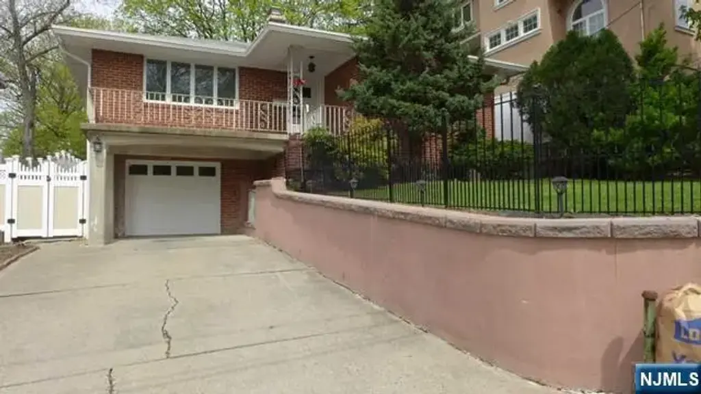 469 Westview, Englewood
