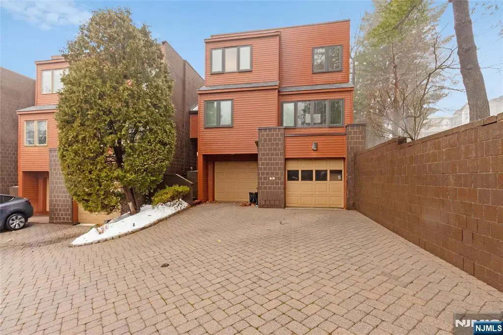 55 Hidden Ledge Road, Englewood