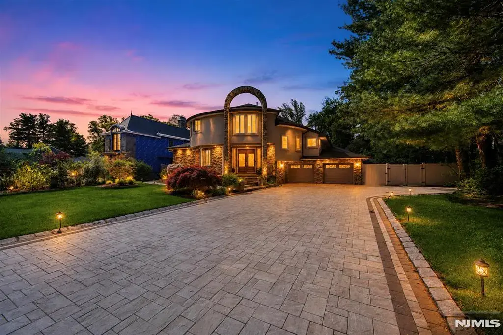 290 Dunkerhook Road, Paramus
