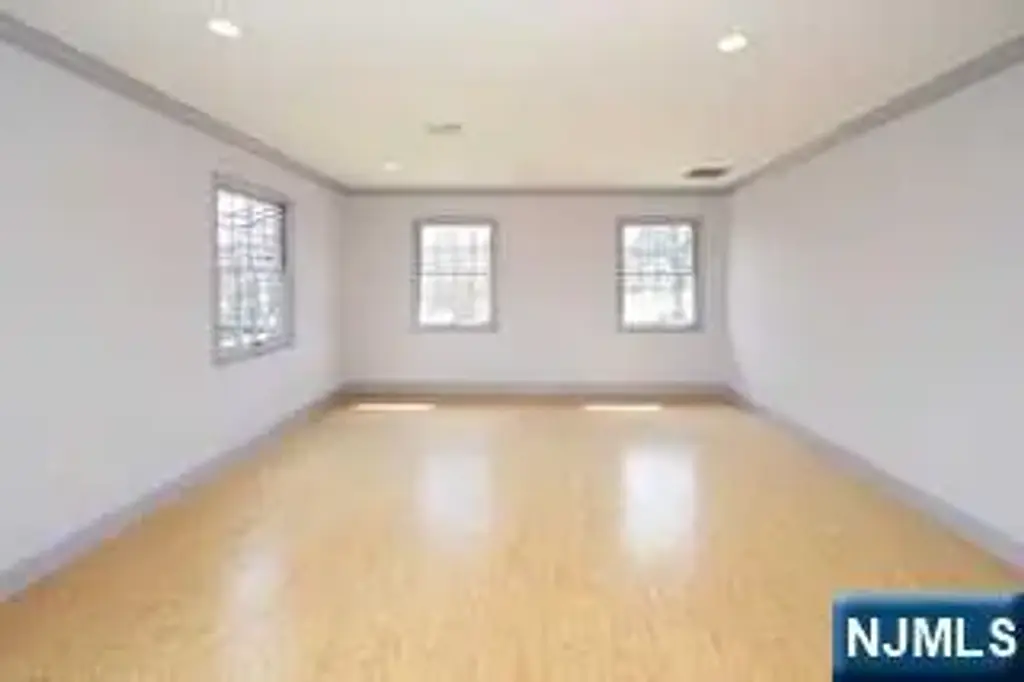 365 Franklin Avenue 202, Wyckoff