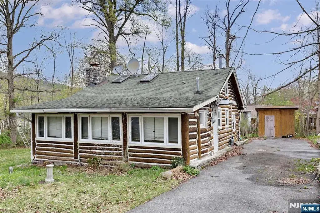 10 Echo Lane, West Milford