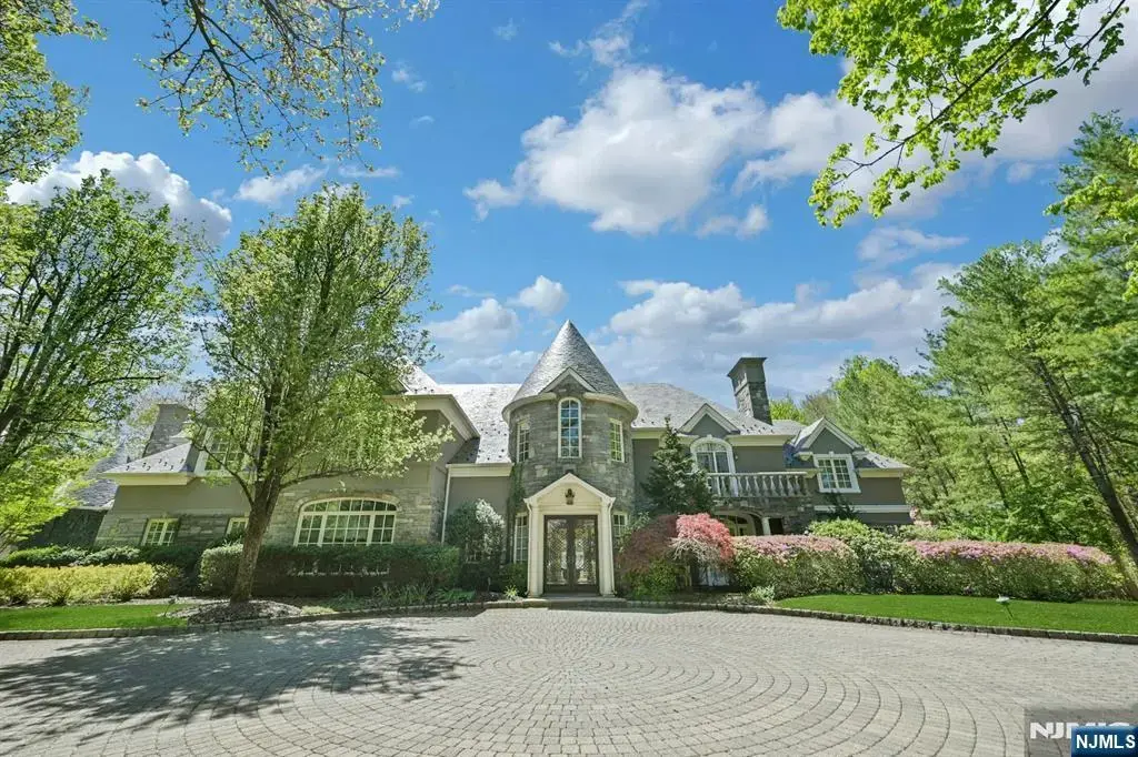 86 Fox Hedge Road, Saddle River