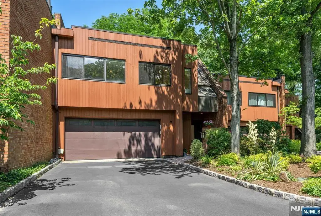 12 Kira Lane, Englewood