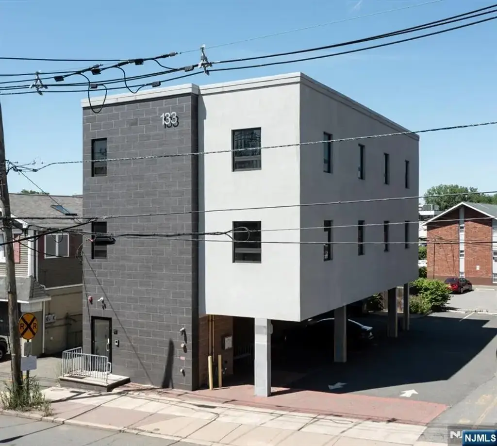133 Fort Lee Road 300, Leonia