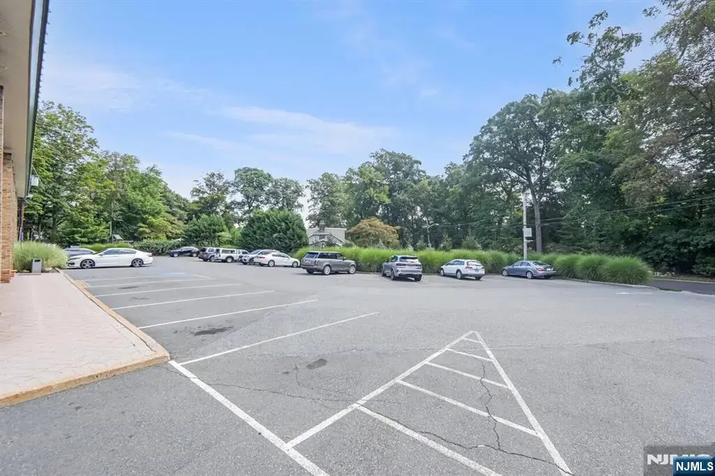 385 Maple Avenue, Glen Rock