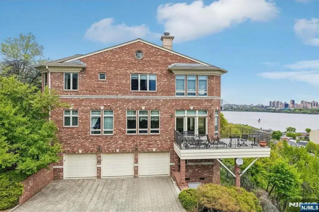 2 Ascot Way, Fort Lee