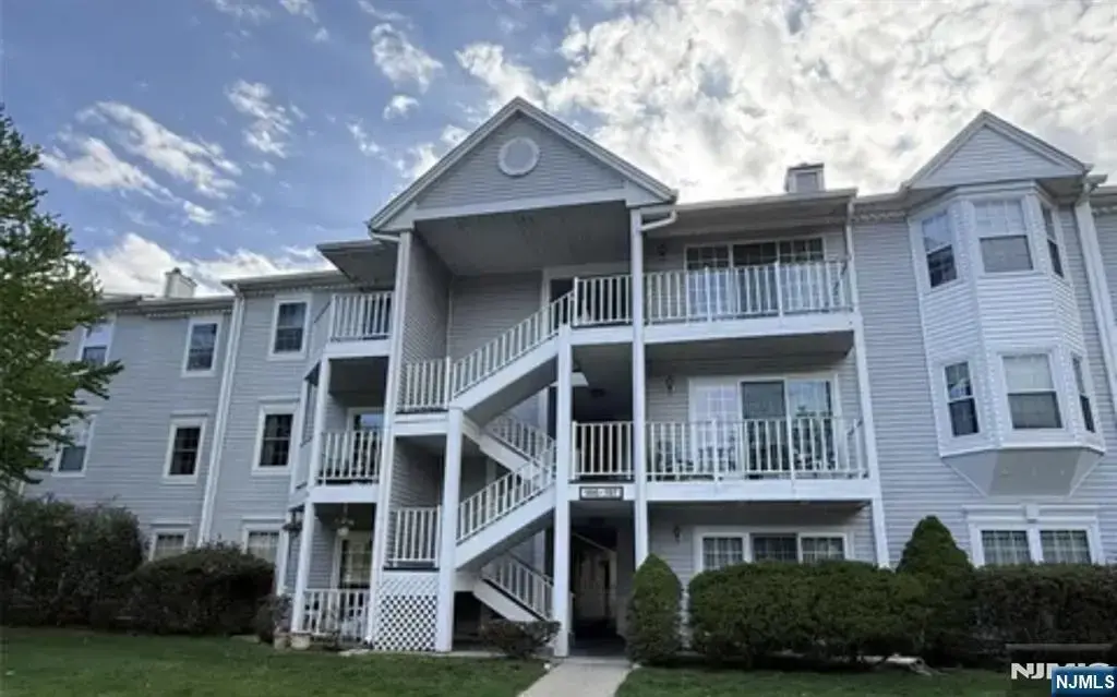 1048 Ash, Mahwah