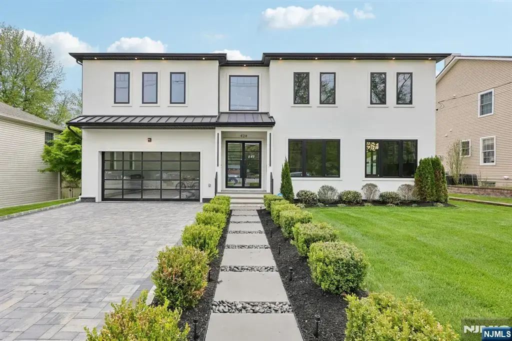 424 Ridgewood Avenue, Paramus