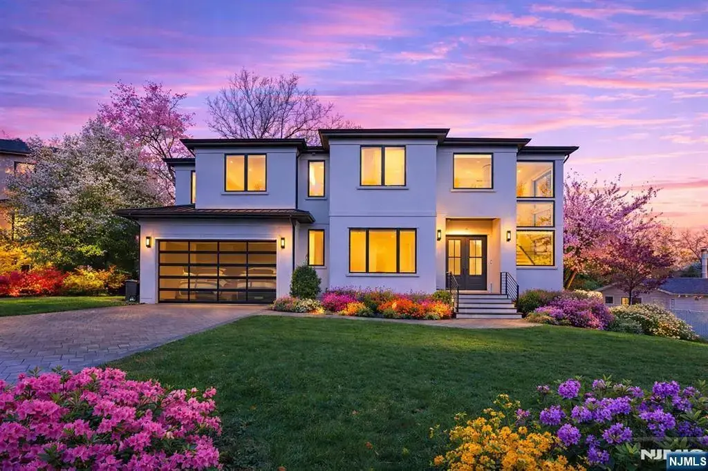 3 Mountain View Court, Demarest
