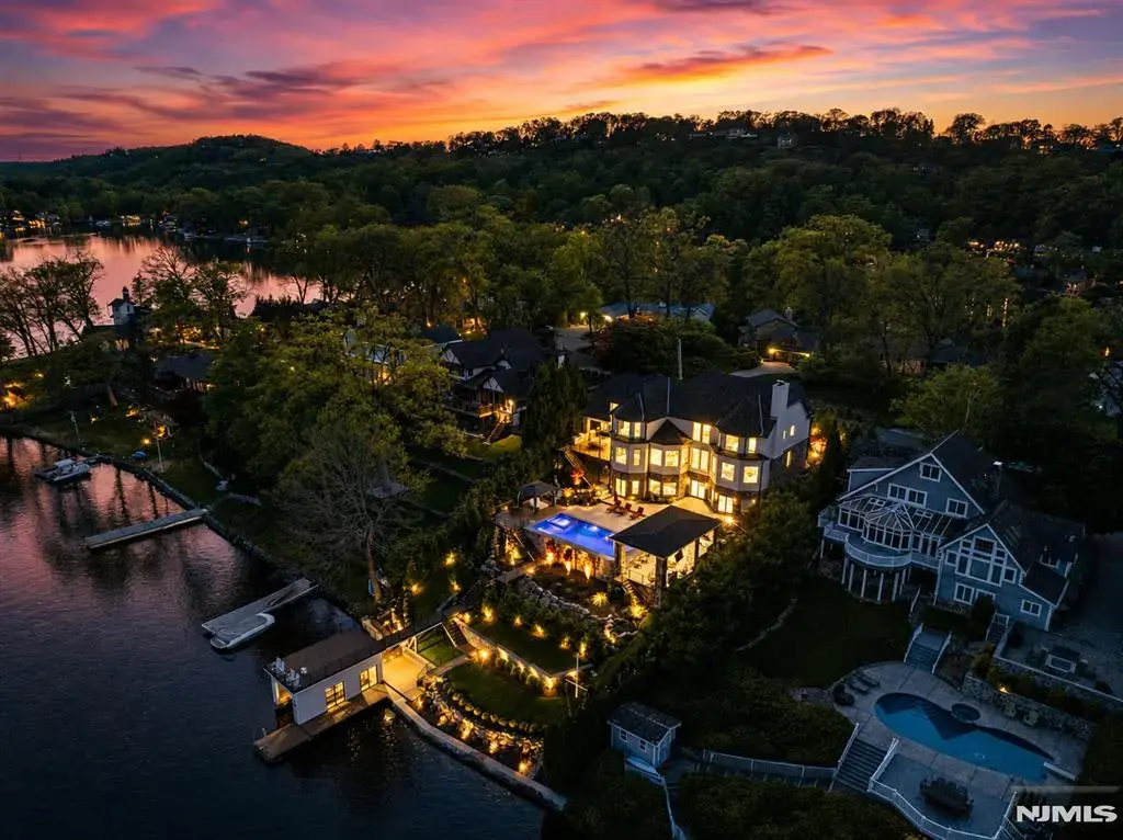 31 Island Trail, Sparta