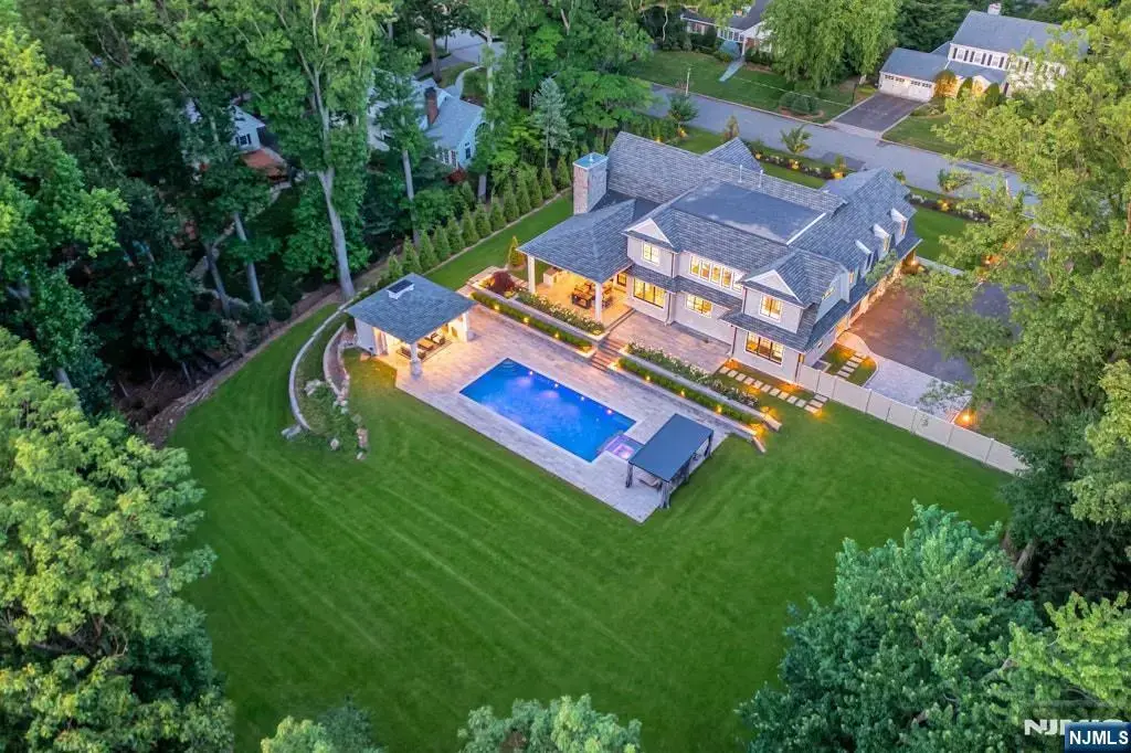 396 Knollwood Road, Ridgewood