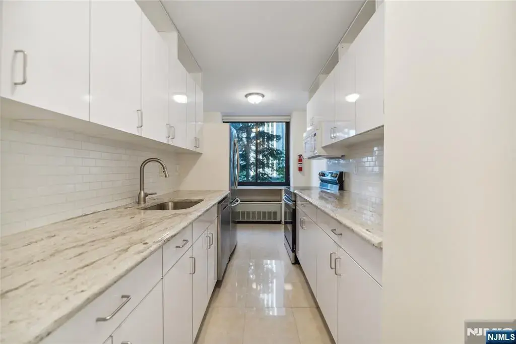 200 Winston 121, Cliffside Park