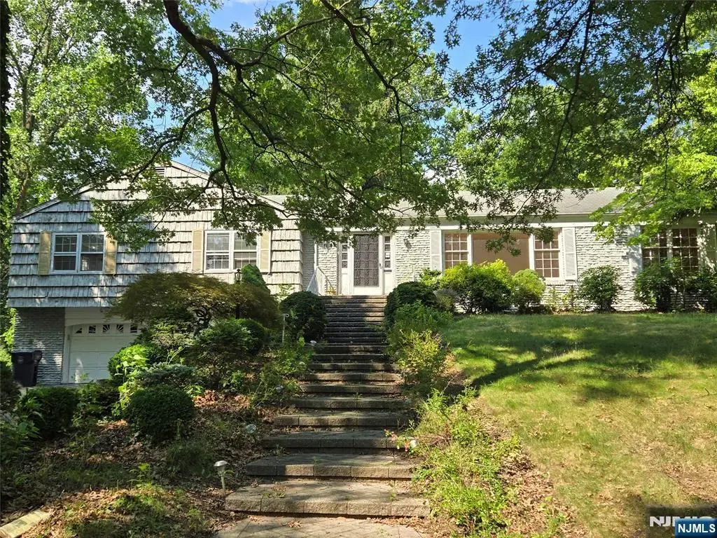 229 Allison Court, Englewood