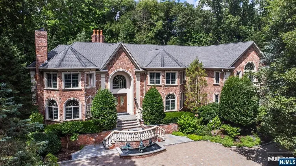 6 Adams Road, Saddle River