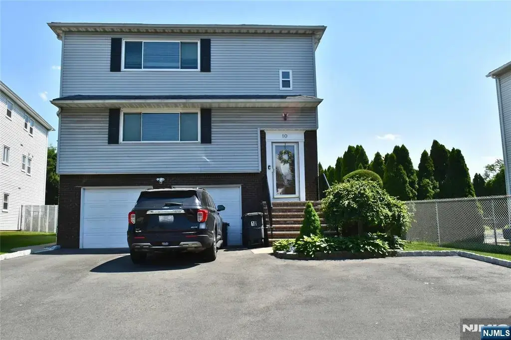 10 Garden 2, Elmwood Park