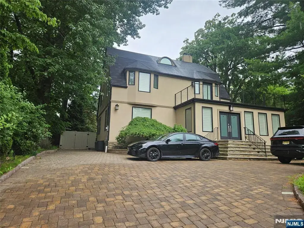 165 Leonia Avenue, Leonia