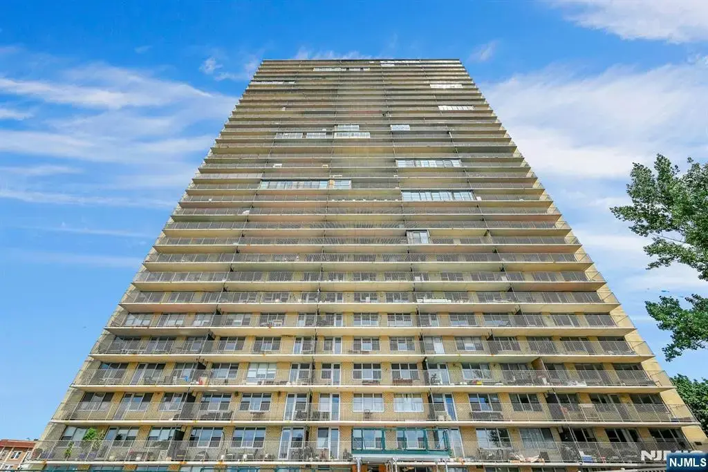 6040 Boulevard East 31e, West New York
