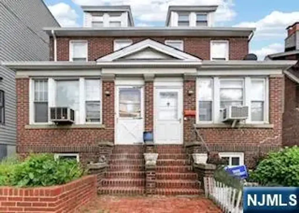 6104 Monitor Place, West New York