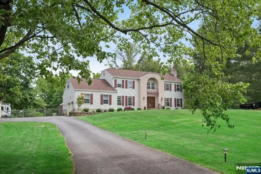 5 Glen Ridge Drive, Washington Township (1438)