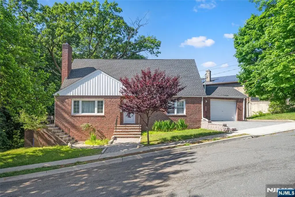 553 Ray Avenue, Ridgefield