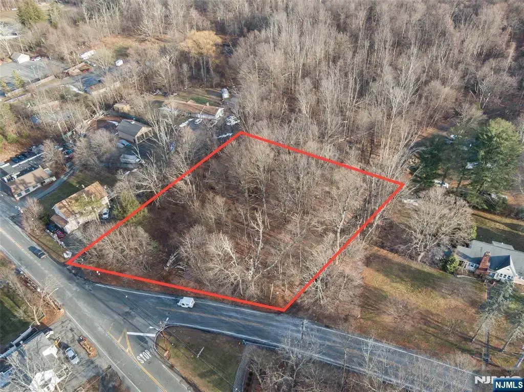2046 Macopin, West Milford