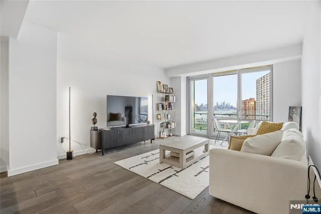 320 Adolphus Avenue 911, Cliffside Park