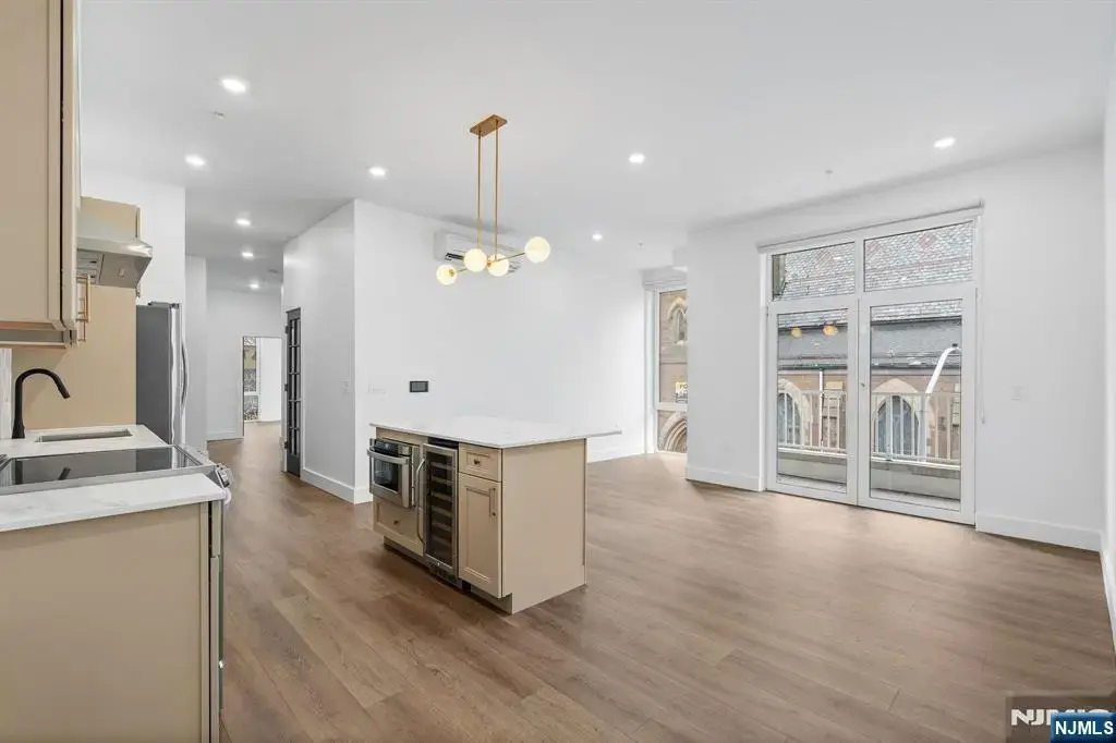 21 Lincoln Park 203, Newark