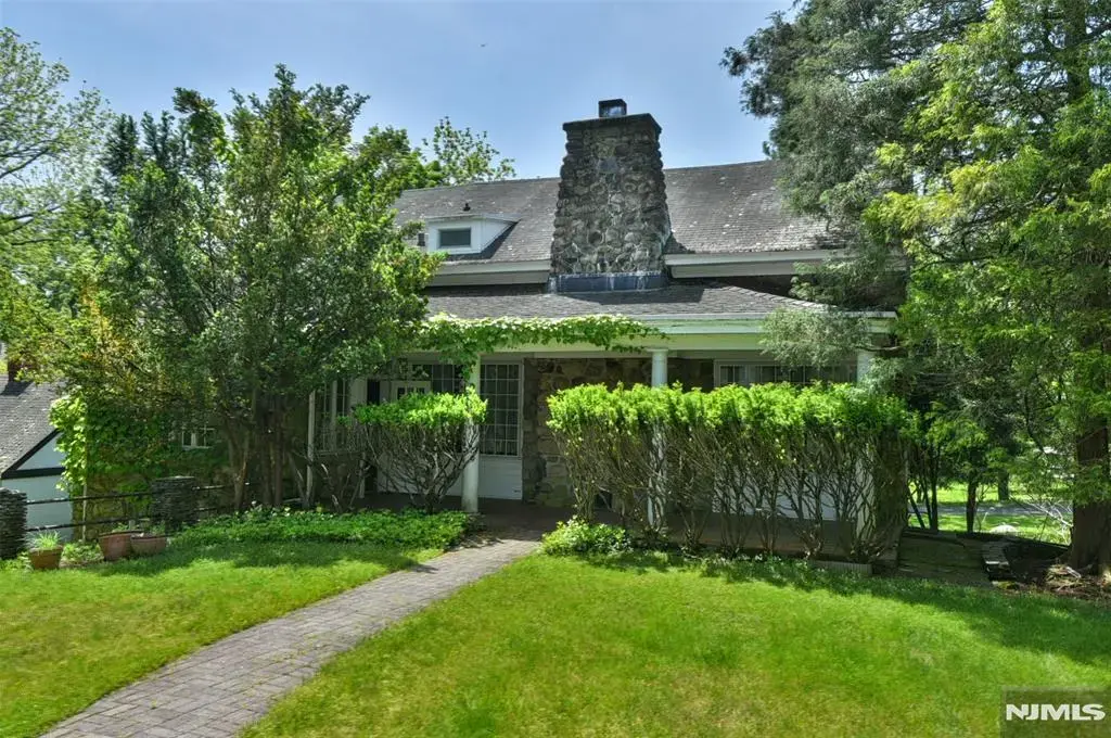 584 W Saddle River Road, Upper Saddle River