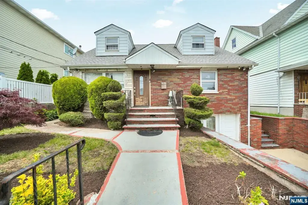161 Plauderville Avenue, Garfield