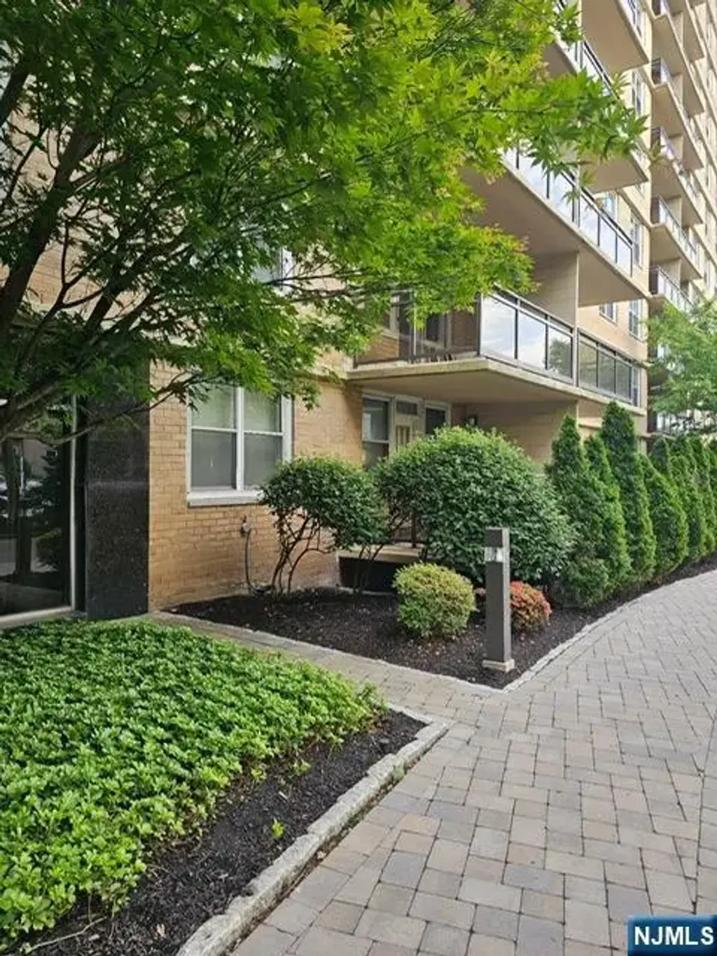 2200 N Central Road 2v, Fort Lee