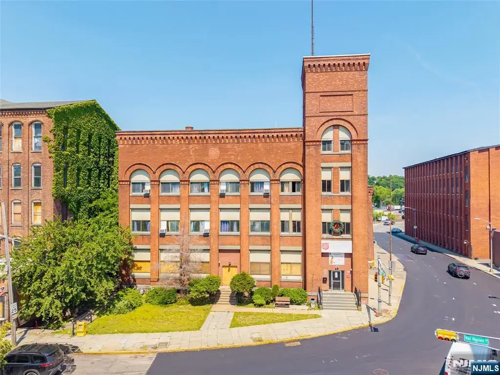 31 Van Houten, Paterson