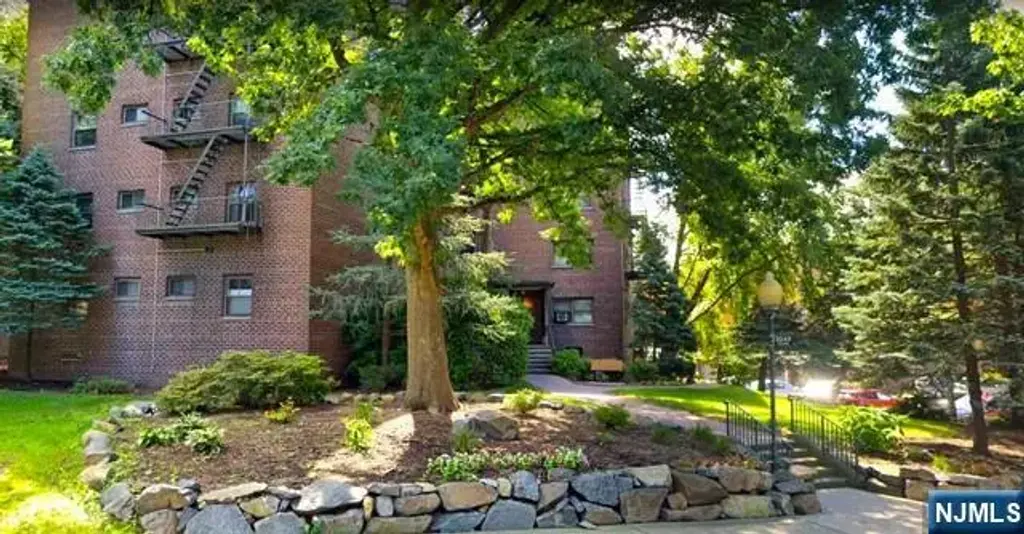 3040 Edwin 1j, Fort Lee