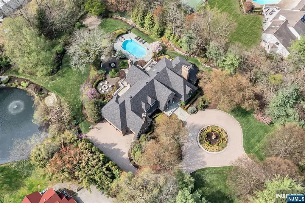 14 Eckert Farm Road, Saddle River