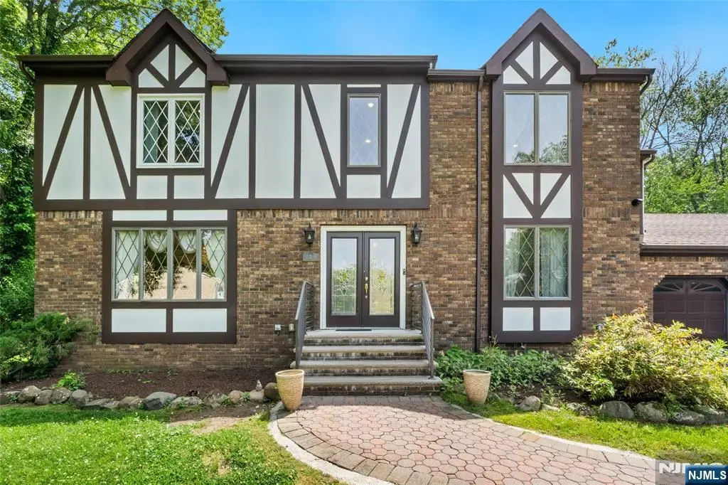 2 Woodside Avenue, West Caldwell