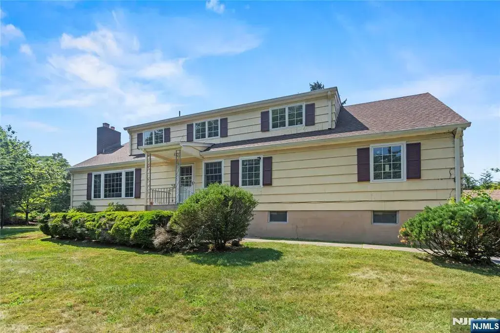 10 Allendale Road, Saddle River