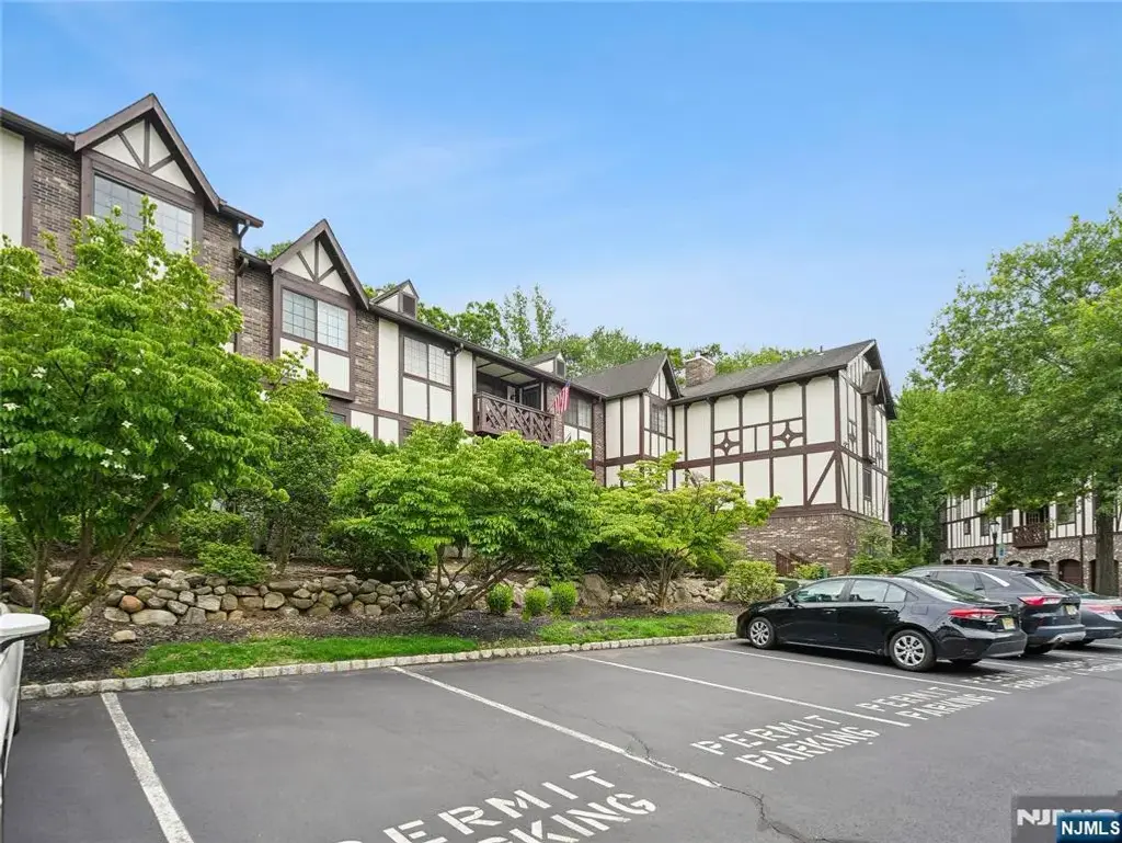 2710 Hemingway Lane, Mahwah