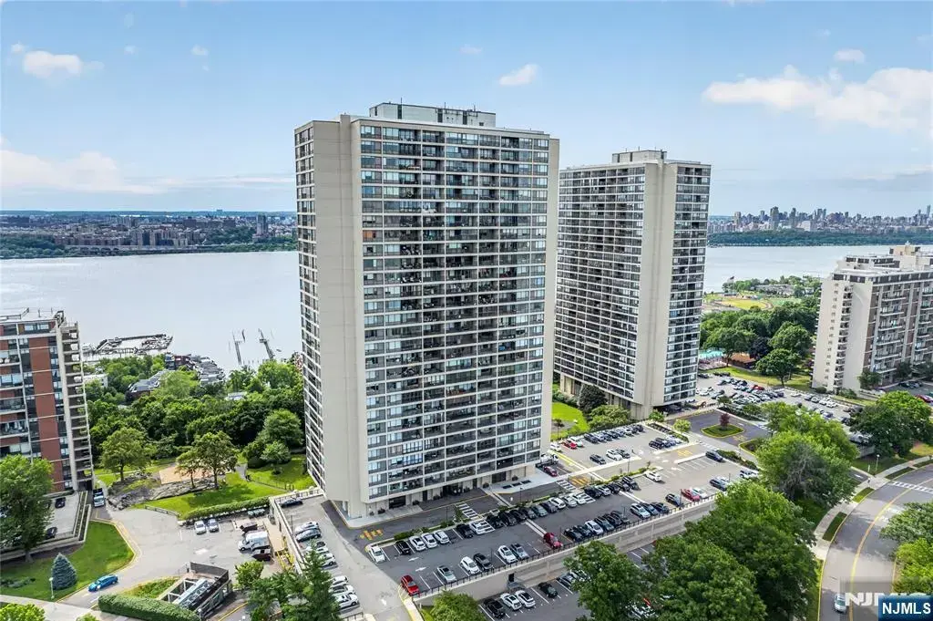 6 Horizon 602, Fort Lee