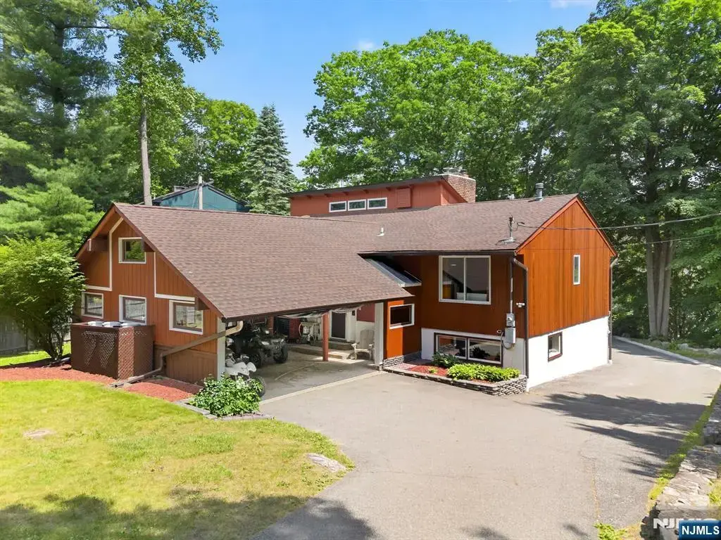 42 Goldfinch Lane, West Milford