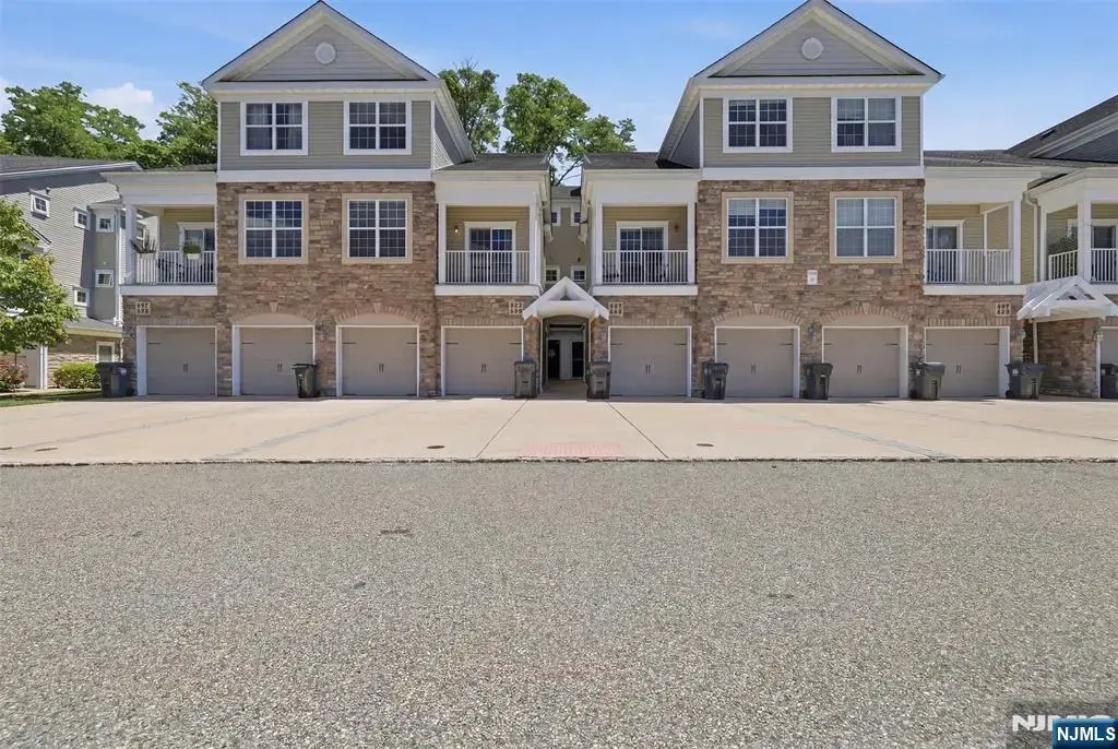 404 Waterview Court 404, Hanover Township