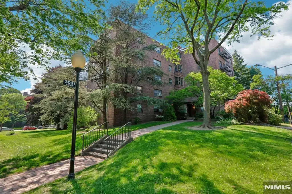 3031 Edwin 4h, Fort Lee