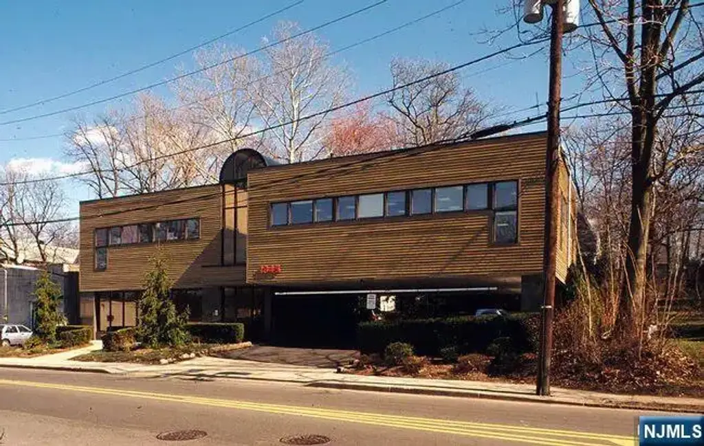1345 Queen Anne Road, Teaneck