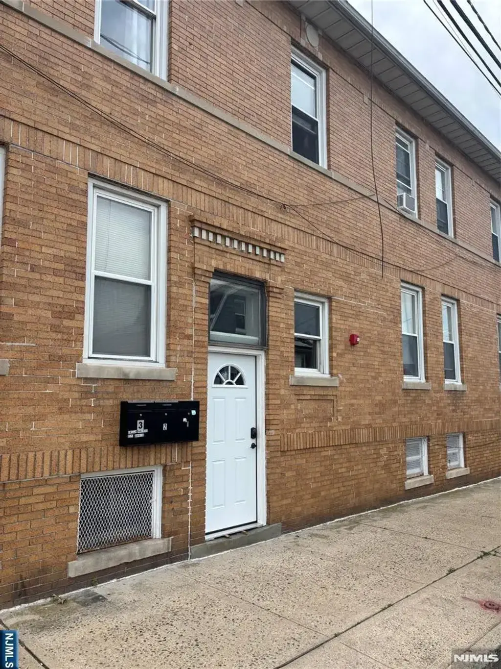 98 Macarthur 2, Garfield