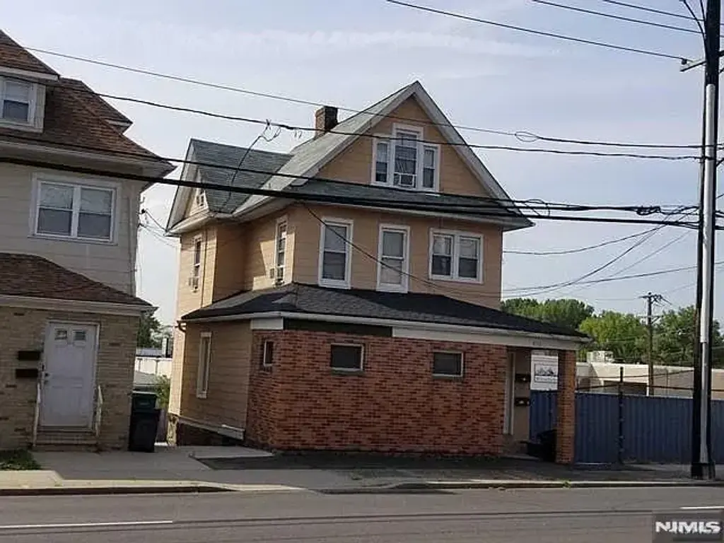 570 Grand Avenue, Ridgefield
