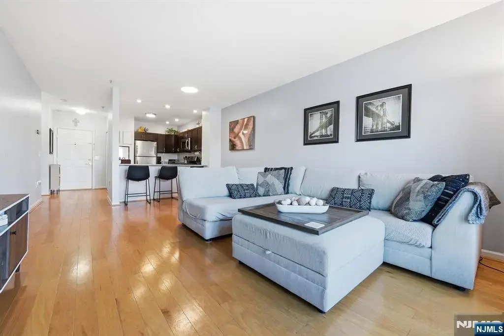 242 The Promenade 242, Edgewater