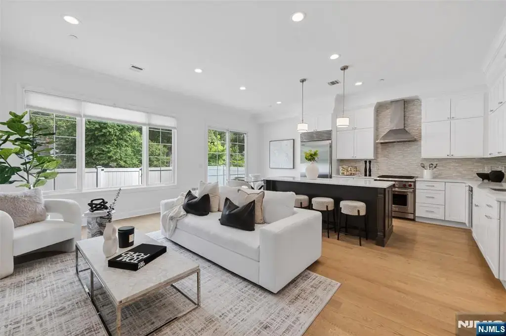 10 Gabriel Court, Paramus