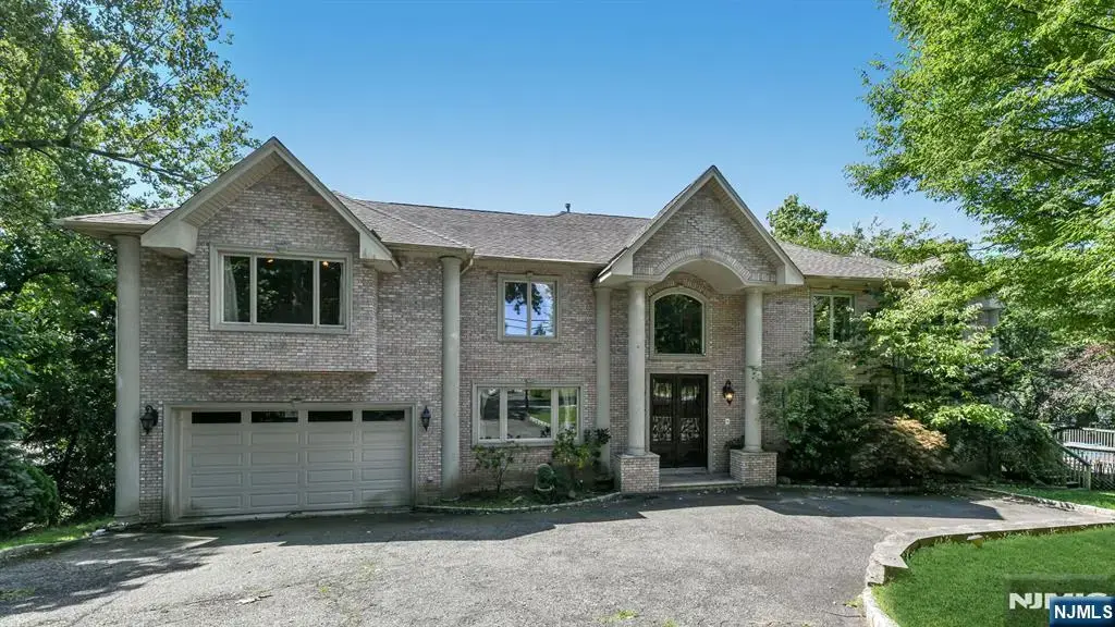 831 Pascack, Paramus