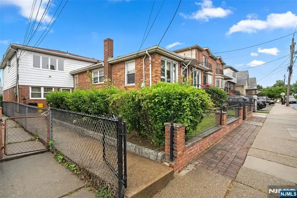 209 8th 2, Fairview